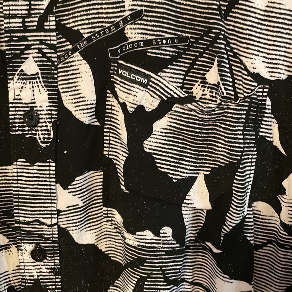 Volcom Short Sleeve Button-up - Picture 3 of 4